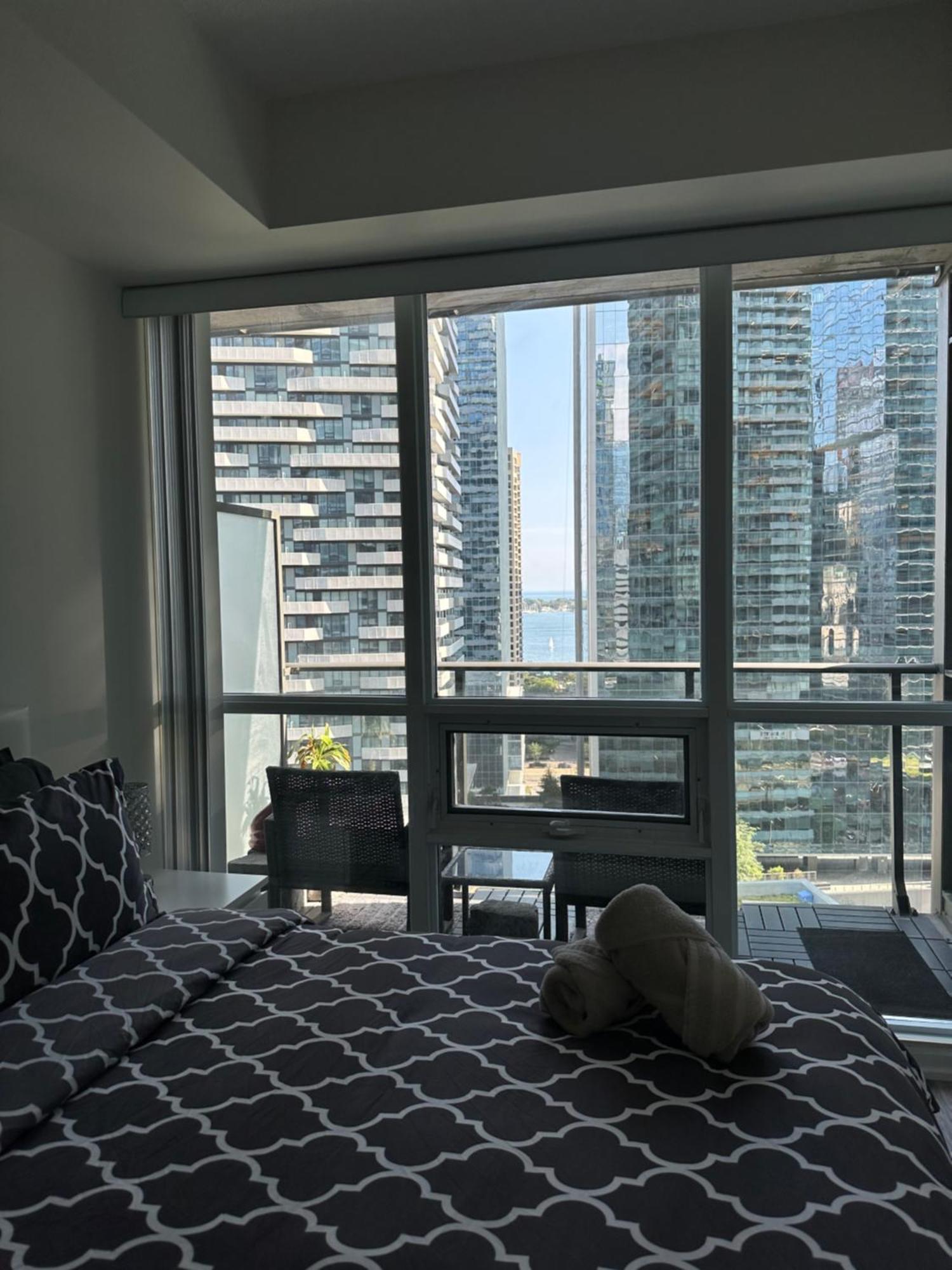 Newly Updated 2Br, 2Bath & Den In Downtown Toronto Beside Union Station & Scotia Bank Arena! Exterior photo