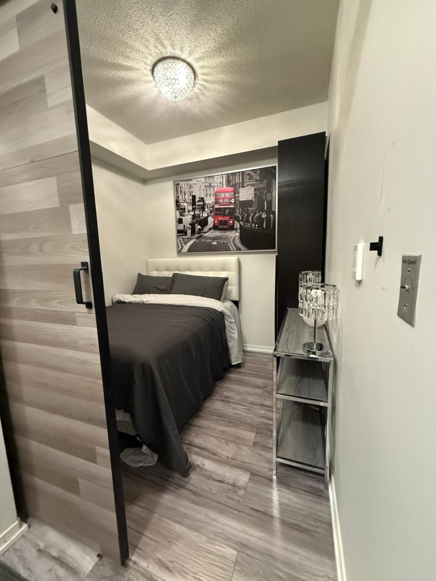 Newly Updated 2Br, 2Bath & Den In Downtown Toronto Beside Union Station & Scotia Bank Arena! Exterior photo